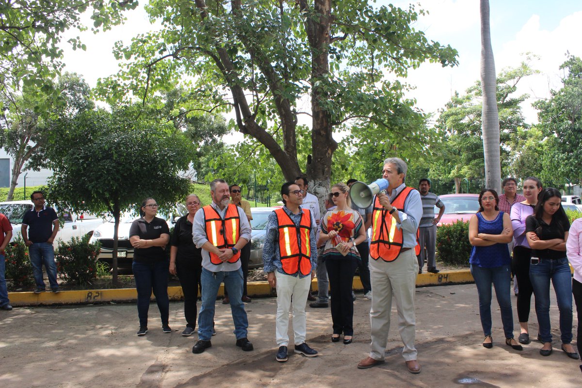 PatricioRoblesL's tweet photo. EN @Sagarpa_Sinaloa nos unimos al #MacroSimulacro2018 para crear conciencia sobre la importancia de la prevención y se guardo un minuto de silencio en memoria de las víctimas de 1985 y 2017 #FuerzaMexico https://t.co/JXYKvaFTXD