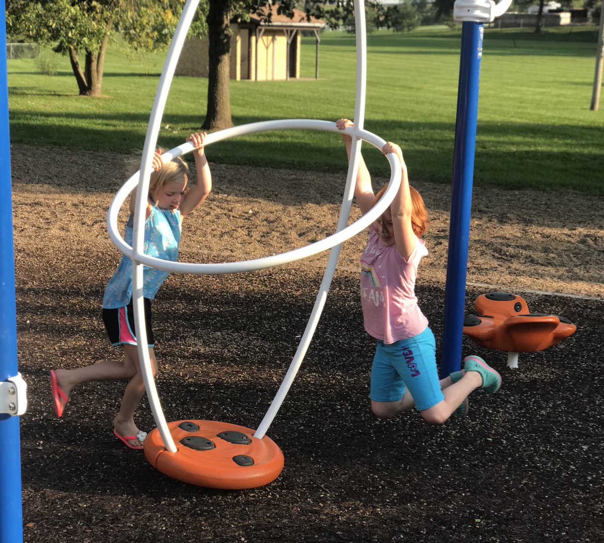 MVille_ParksRec's tweet photo. It’s a beautiful day! We love to see people out enjoying the sunshine at our many parks across town! #ExperienceMPR #ExperienceParks #ExperienceNature https://t.co/jAFYrMTXDo