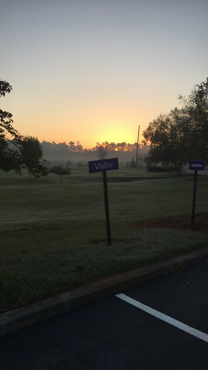 Me and my mom woke up early this morning to get a run in and although running in the dark is fun it was nice to see the sun rise :)