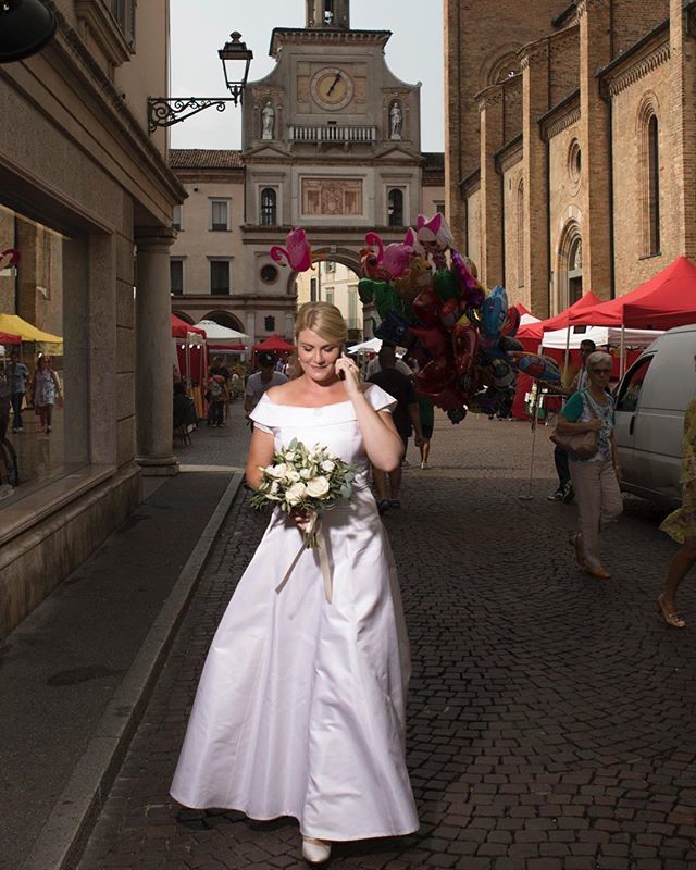 Siamociochemang's tweet photo. Die echte italienische Braut telefoniert! 🙈🇮🇹😂 #Wedding #matrimonio #cremacitta #crema #italia #italy #flolo2018 #italianstyle https://t.co/Mte6lG2n6h https://t.co/x2sBWJd6k3