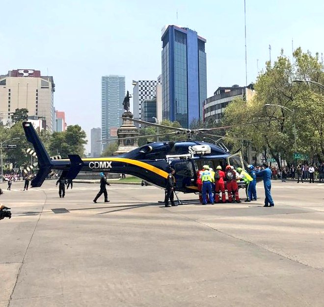 SUUMA_CDMX's tweet image. #19S Helicóptero 🚁 de @Condores_SSP aterrizó en Reforma e Insurgentes, simula emergencia médica durante el #MacroSimulacro2018