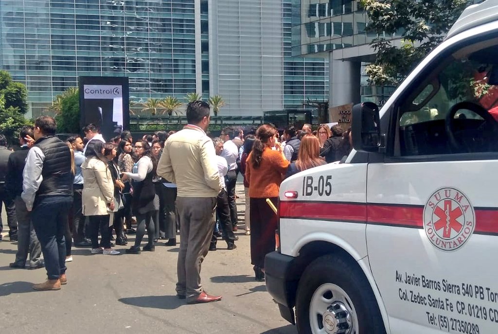 SUUMA_CDMX's tweet image. #19S Helicóptero 🚁 de @Condores_SSP aterrizó en Reforma e Insurgentes, simula emergencia médica durante el #MacroSimulacro2018