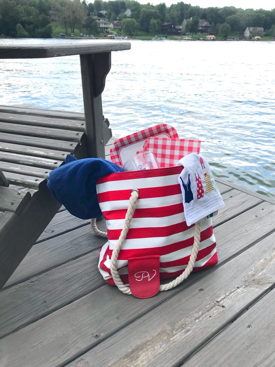 partyfueler's tweet photo. Happy #WineWednesday!  Grab a wine purse for football season &amp; your final boat rides of the year! 🍷⚓🏈  10% off on https://t.co/suttCo0OcT promo code: WINETOGO

#wine #winepurse #sosassy #winegifts #bunco #winelover #winenight #winewinewine #wineclub #bookclub #ladieswholunch https://t.co/Ru0PFTMzwH