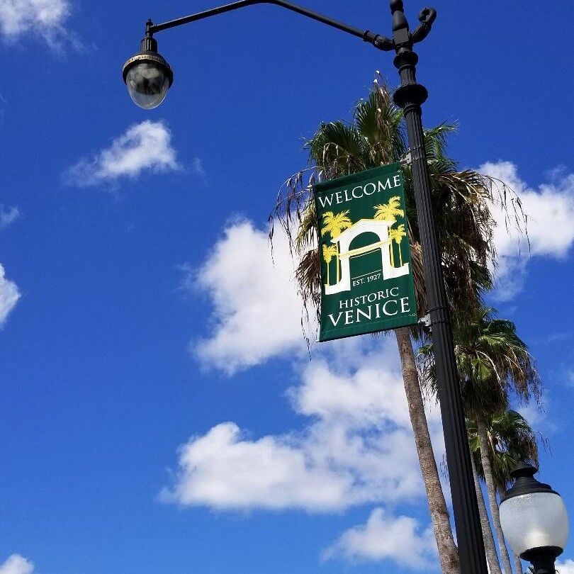 fun_trends's tweet photo. Main Street in Venice, Florida, is home to wonderful gift shops &amp; clothing stores for men, women &amp; children.  Visit it during Sept. -- "Shoptember" -- for great deals!

Click on: https://t.co/LQEs1ZxCGZ for more details.

#Sarasota
#Shoptember
#Sarasotashopping
#Ad https://t.co/OANrnjLSX7