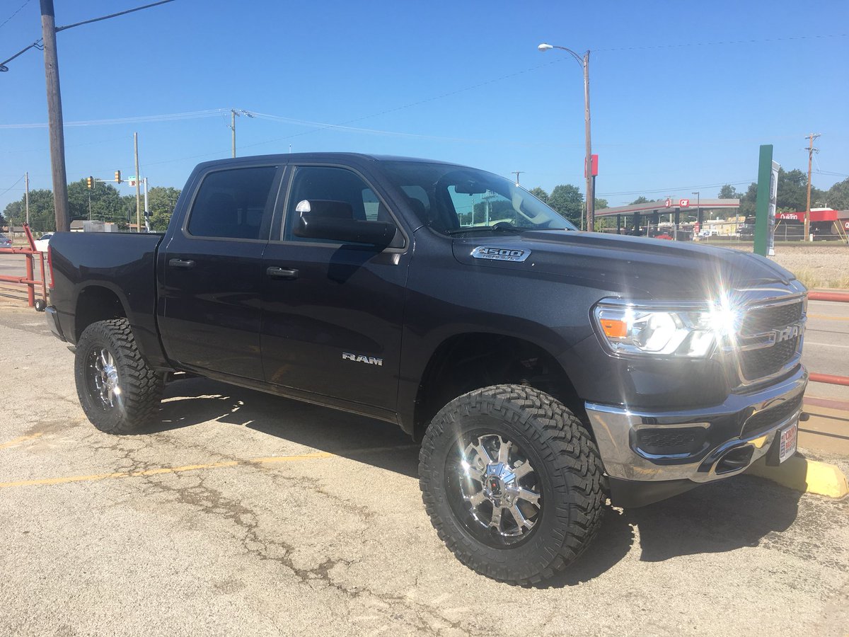 coby_mcguire's tweet photo. 2019 Ram 1500 with a 6” Rough country lift xd825 wheels and 35-1250-20 Nitto trail grapplers https://t.co/R5xrt9hD5z
