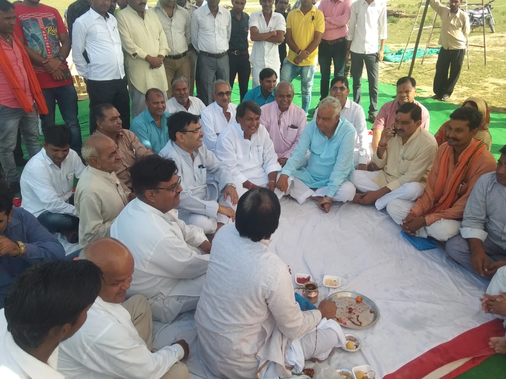 Rcgurjar2's tweet photo. राष्ट्रीय अध्यक्ष श्री अमित शाह जी के 22 सितम्बर के प्रस्तावित दौरे को लेकर हायर सेकंडरी ग्राउंड व सरकारी कॉलेज में अटल सभागार का भूमि पूजन किया गया।
प्रदेश महामंत्री भजनलाल शर्मा,राज्यसभा सांसद डॉ किरोड़ीलाल मीणा,विधायक मानसिंह गुर्जर के साथ गंगापुर सिटी के कार्यकर्ता मौजूद थे। https://t.co/NF12YvNRO3