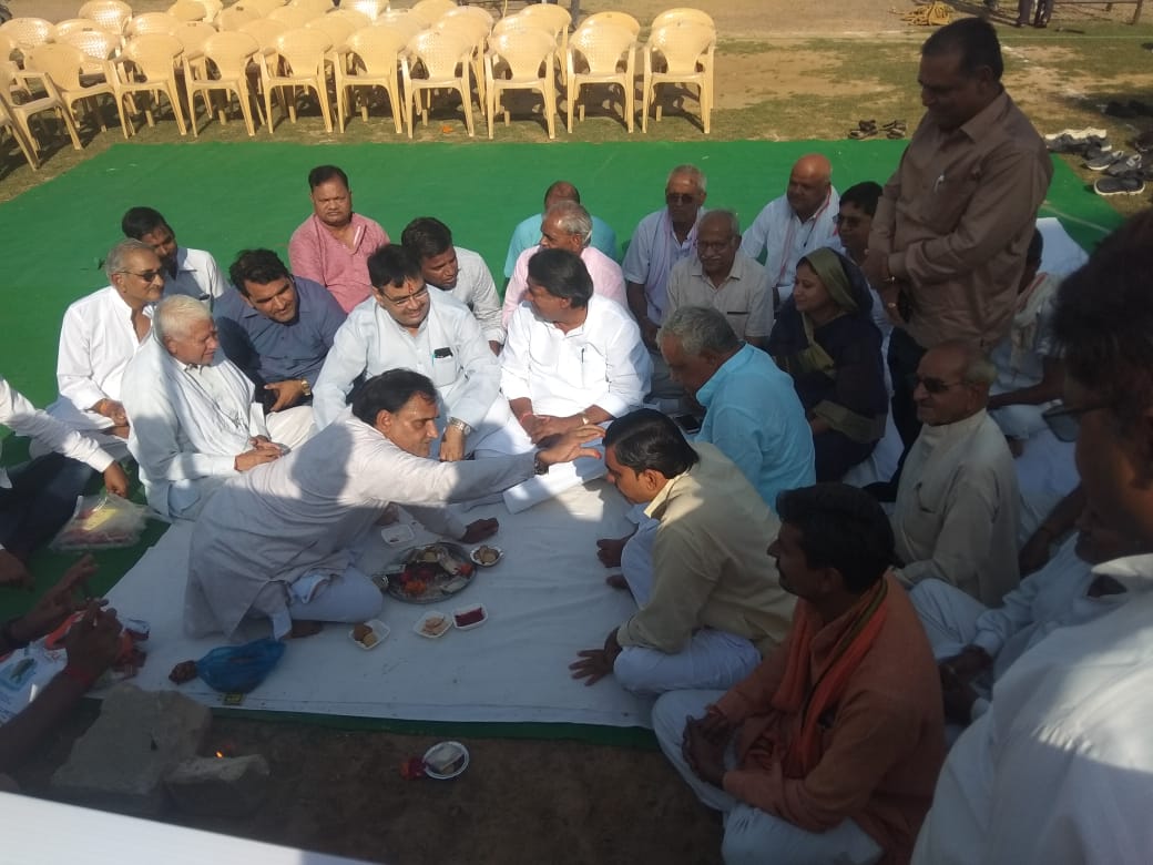 Rcgurjar2's tweet photo. राष्ट्रीय अध्यक्ष श्री अमित शाह जी के 22 सितम्बर के प्रस्तावित दौरे को लेकर हायर सेकंडरी ग्राउंड व सरकारी कॉलेज में अटल सभागार का भूमि पूजन किया गया।
प्रदेश महामंत्री भजनलाल शर्मा,राज्यसभा सांसद डॉ किरोड़ीलाल मीणा,विधायक मानसिंह गुर्जर के साथ गंगापुर सिटी के कार्यकर्ता मौजूद थे। https://t.co/NF12YvNRO3