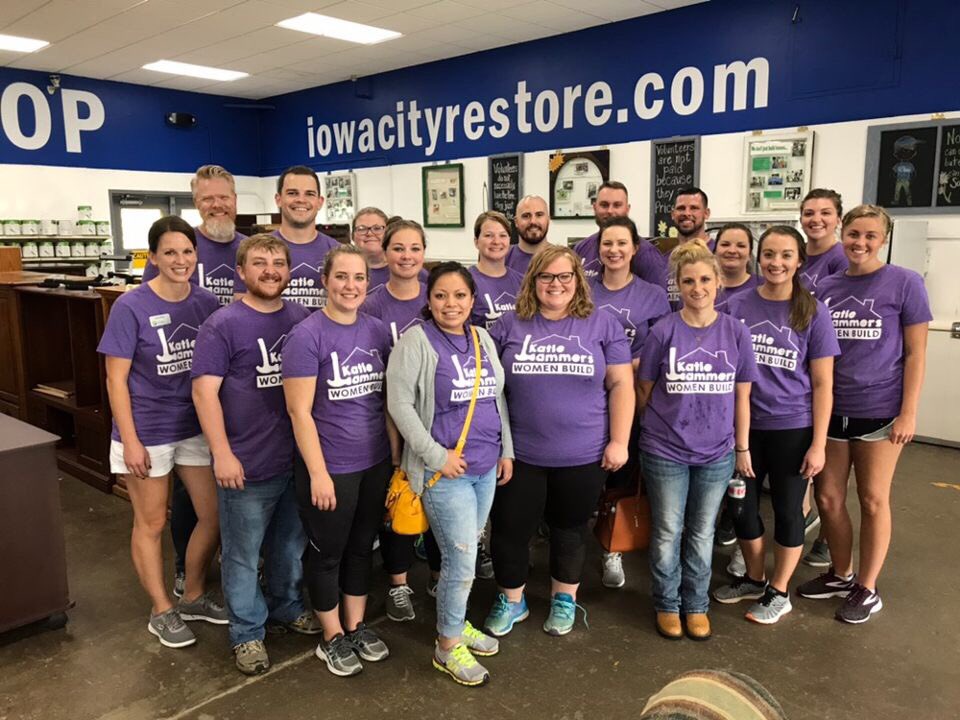 chris_cu4life's tweet photo. This morning @icul Convention Crashers and Mentors volunteered at @IAValleyHabitat #PeopleHelpingPeople #CreditUnions #CreditUnionDifference #volunteer #PeoplePurposePassion #YP #IowaCreditUnions #CrashedIt @Habitat_org https://t.co/v3Iu1iIi3D