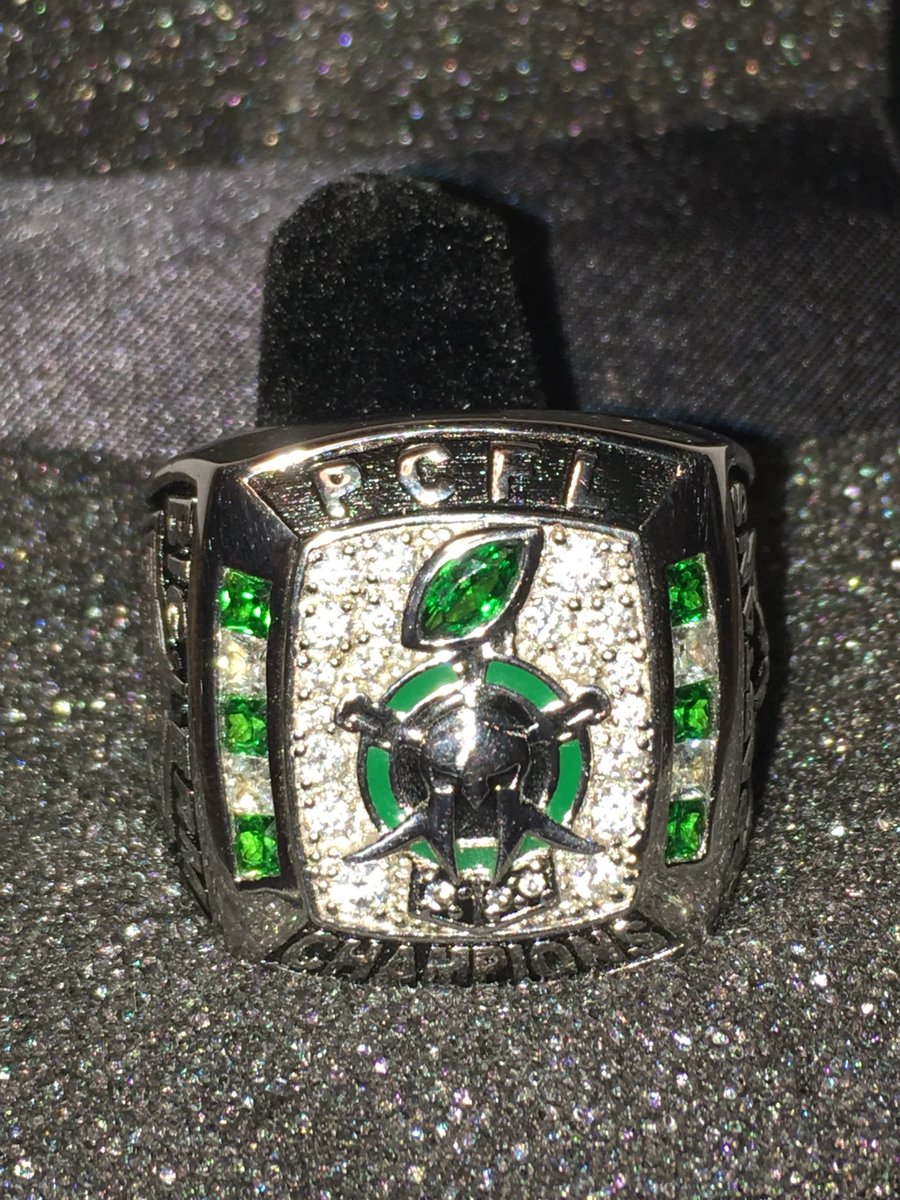SalinasValleyFB's tweet photo. Close up of the championship ring. One green stone for every win. #salinasvalleyspartans https://t.co/31Ozbxx9wu