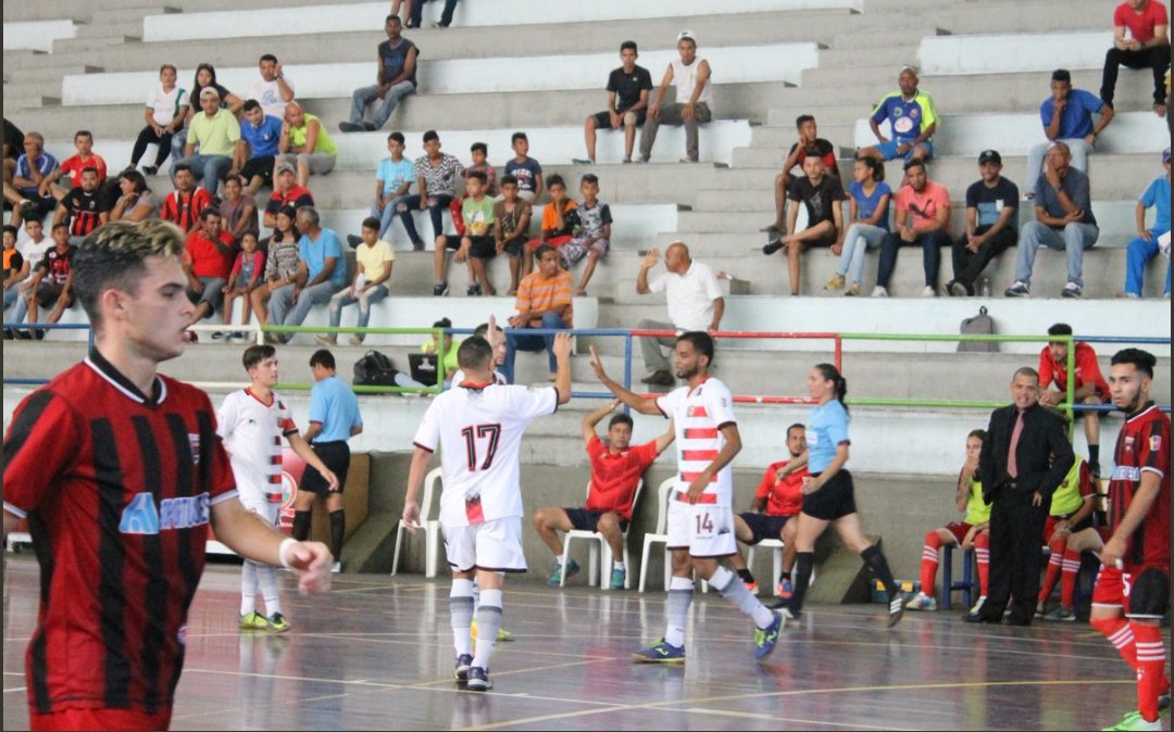 FutsalTotal40's tweet photo. #LSFSV | Caracas acecha el liderato naranja
https://t.co/EIC3KqUyPU https://t.co/BsKlQ3PfgC