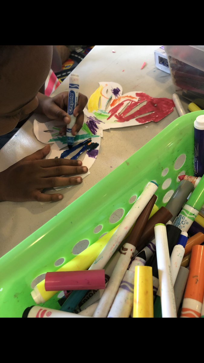 Check out these pictures from Monday at Hacienda! Our Teatro Milagro team meets with kids every Monday after school for homework help and crafts. This week we made papel picado!

buff.ly/2pnJLje