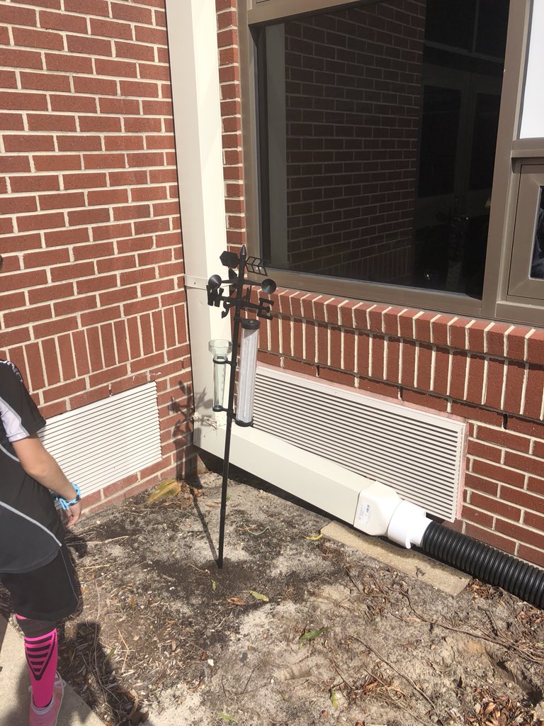 TrantwoodRm12's tweet photo. We have a weather station #science #weather #predictingweather @Lewis2Karen @LouAnneMetzger @VBContent https://t.co/vWfKo7p0SK