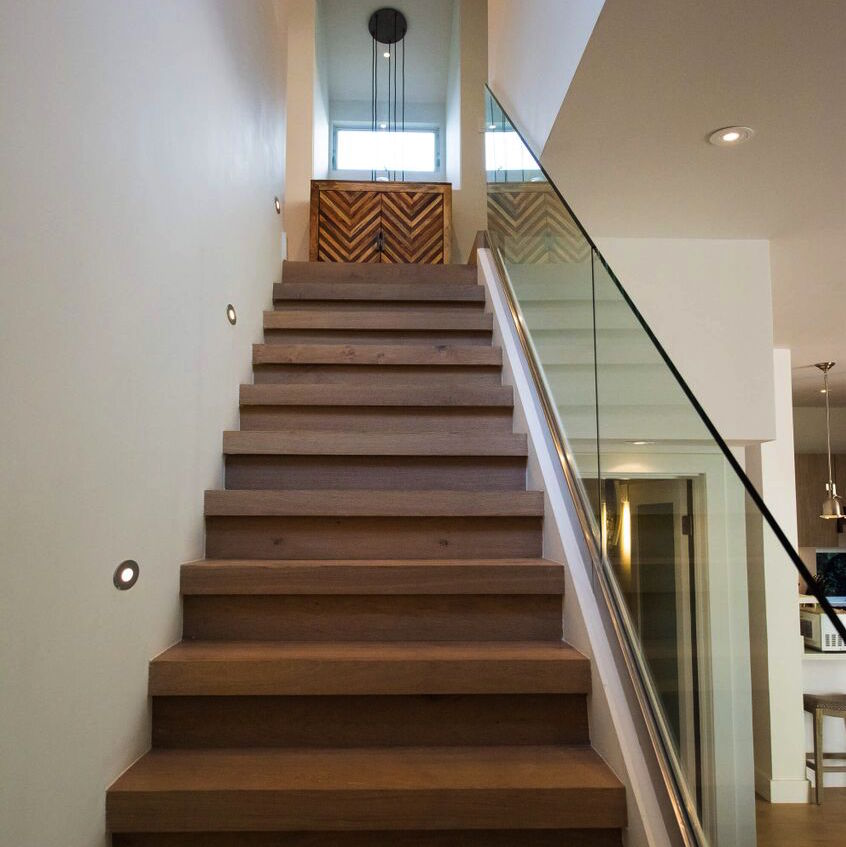 PrimeFiveHomes's tweet photo. This modern glass railing along this stairway not only keeps you safe but keeps the space open too!  #stairwaytoheaven https://t.co/RyayR8Ibkb