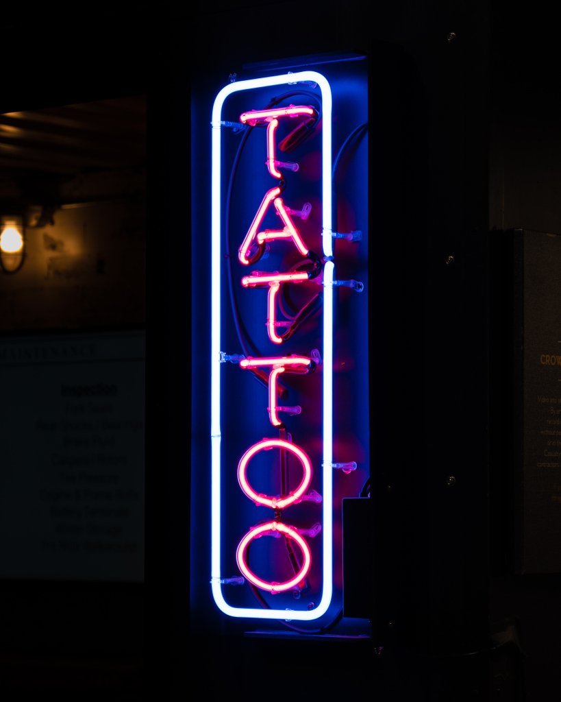tatuing_'s tweet photo. porque para nosotrxs un tatuaje es mucho más que tinta en la piel. a veces es un neón en la oscuridad, otras un reflejo de luz en un mar en calma, pero siempre un será símbolo que estará contigo hasta el final 🖤✍ https://t.co/tuW6dnVvwd