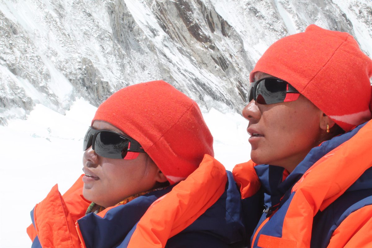 eyecarebusiness's tweet image. Essilor Sun Solution recently supported the first 100% female expedition team to ever summit Mount Everest, providing the team with NXT Varia sun lenses in @JulboEyewear frames. Watch the inspiring story here: bit.ly/2pn6HPZ. @EssilorPRO @essilorusa
