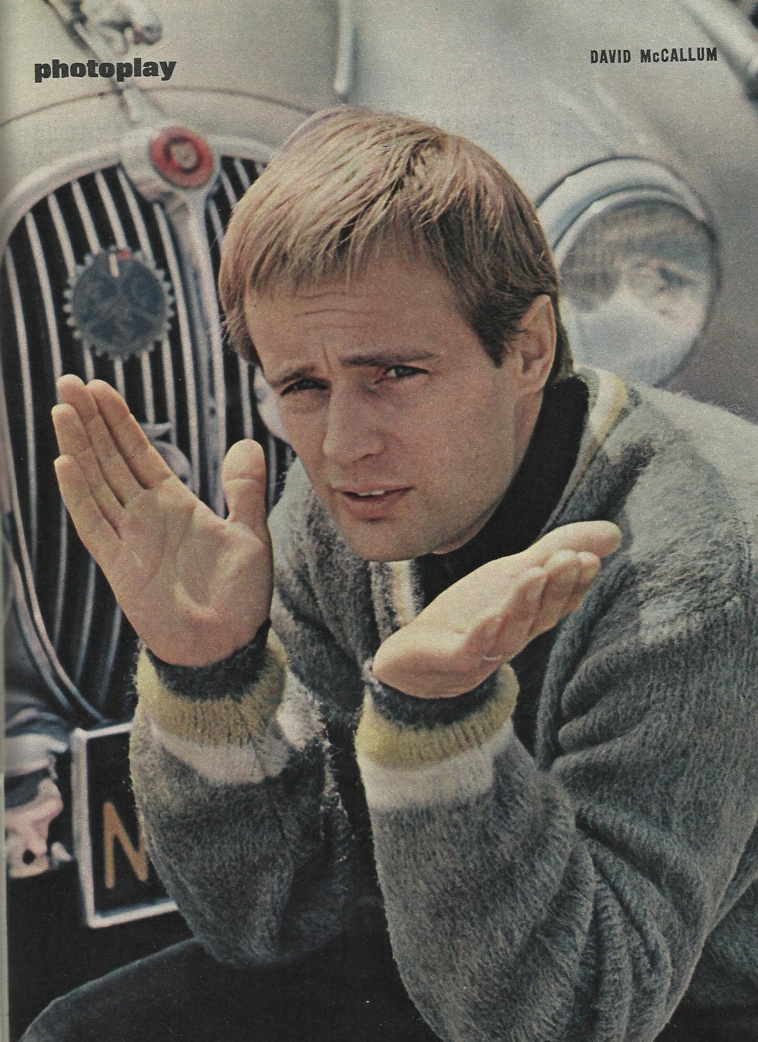 Happy 85th Birthday to David McCallum.
Portrait from the February 1966 issue of Photoplay. 