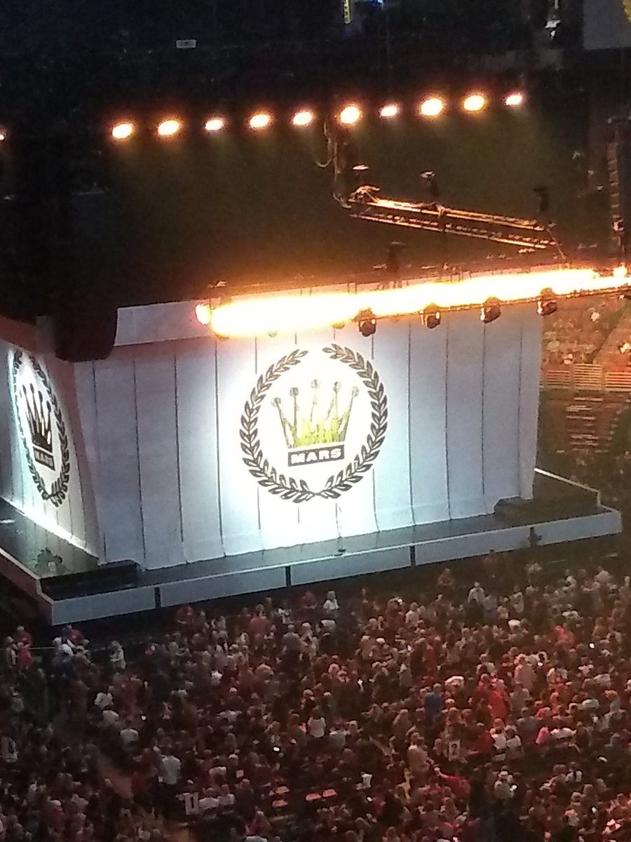 AlainaAxford's tweet photo. At the Bruno Mars 24K Magic World Tour in Philly! Boyz II Men opened the show..... https://t.co/C6noimObal
