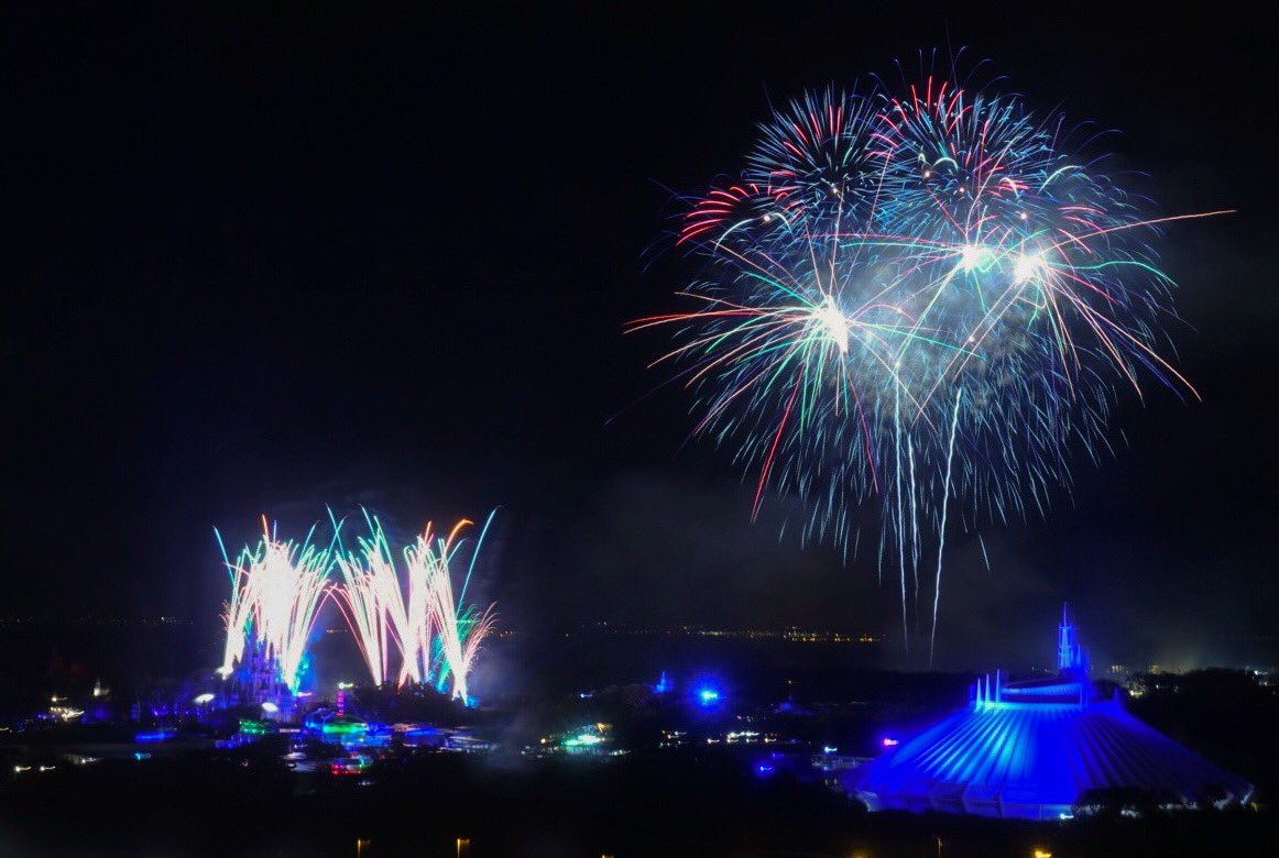 DisneylandLive's tweet photo. Amazing food and a view! (Fresh out of the camera from the show that just ended) https://t.co/m87IKfq7bG
