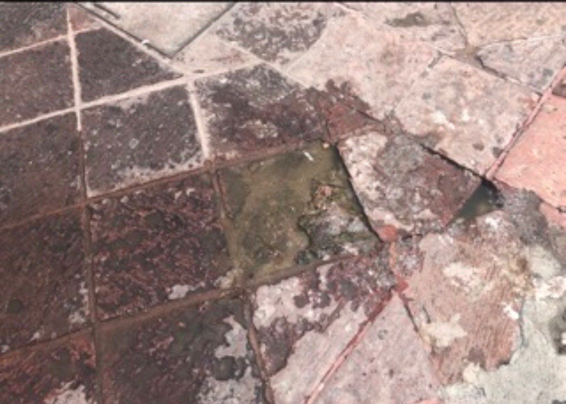 AppleWorldJr's tweet photo. tenemos reportando esta fuga de drenaje hace mas de dos semanas... en pleno AV. UNIVERSIDAD... HUELE HORRIBLE! por favor tomen cartas en el asunto. @CEAservcliente @QroMunicipio @cea_qro https://t.co/9qJSLAf2iH