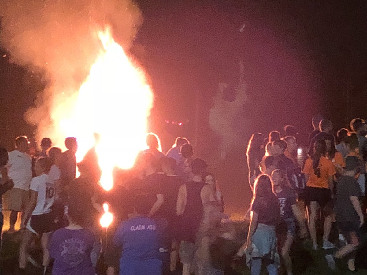 ArchIndySuptDis's tweet photo. #MHSHomecoming2018 Bonfire. Get fired up for a victory! #BeMOORE @TheVilleAthleti @MrsvlPioneers https://t.co/4PWa5ageob