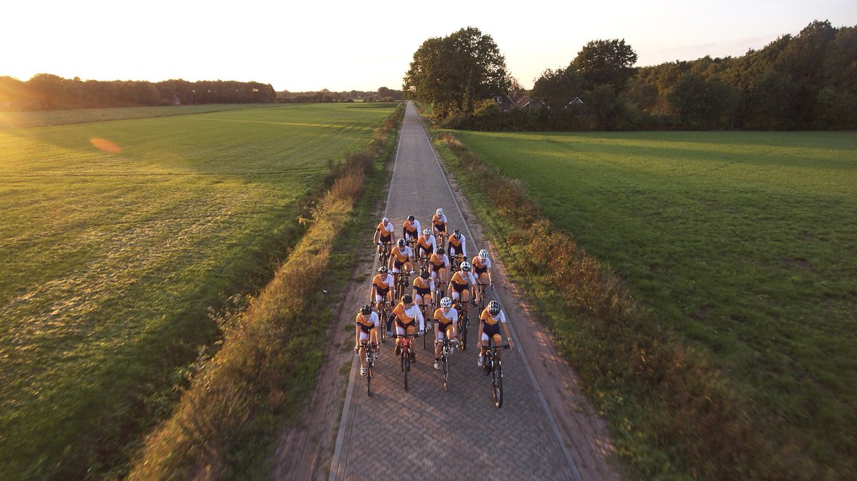 Hoe gaaf is dit ...onze nieuwe, op maat gemaakte, de Haere wielerkleding voor alle vrienden van de Haere #superblijmee
#bedankt <a href="/niekerents/">Niek Erents</a> fotografie #StrategischontwerpbureauJA <a href="/PrinsSport/">Prins Sport H'berg</a> #sameninbewegingmetdehaere