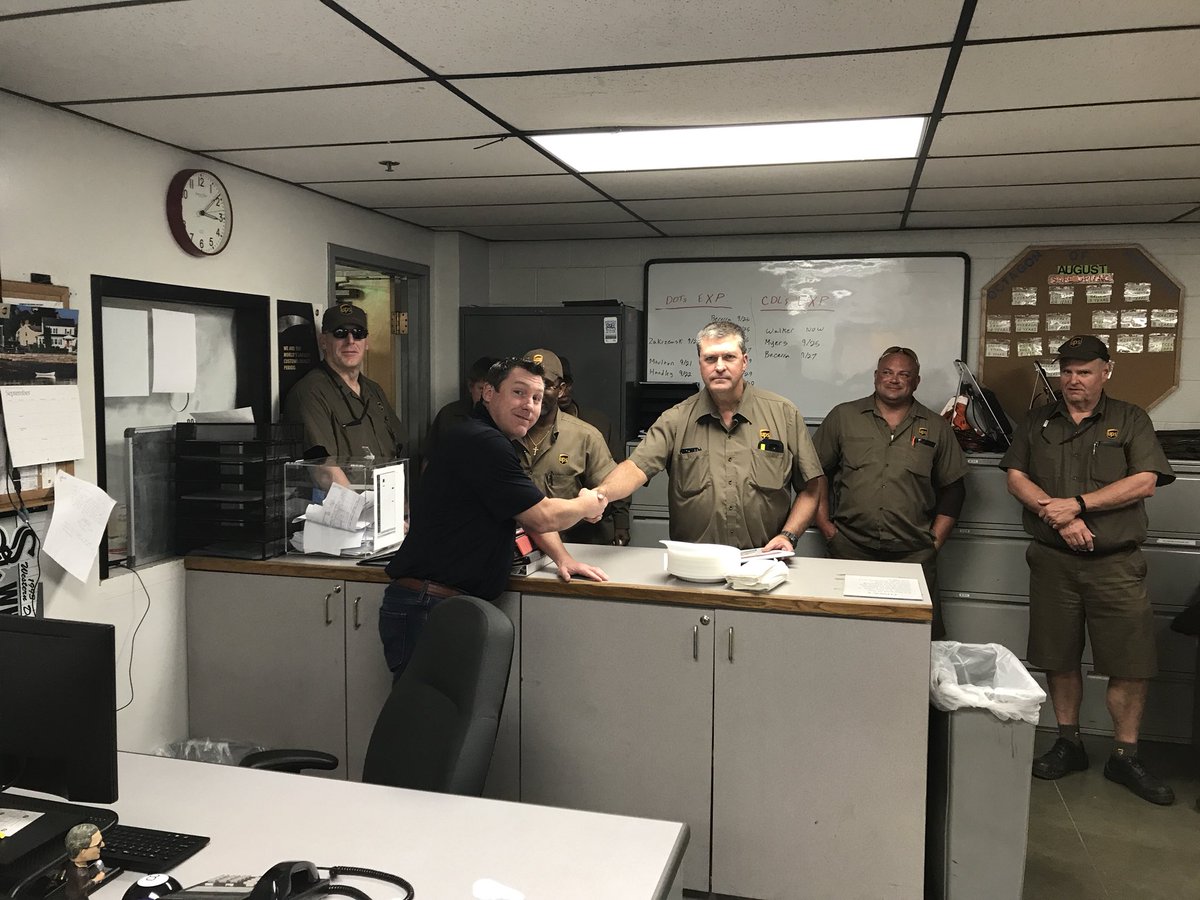 🍾Congratulations 🎈to Feeder Driver Paul Frizzell on your 35 year anniversary! Driving our success since 1983! #ProudUPSer #UPS #Circleofhonor #TDAW #Trucking #Millionmiler #togetherweareUPS