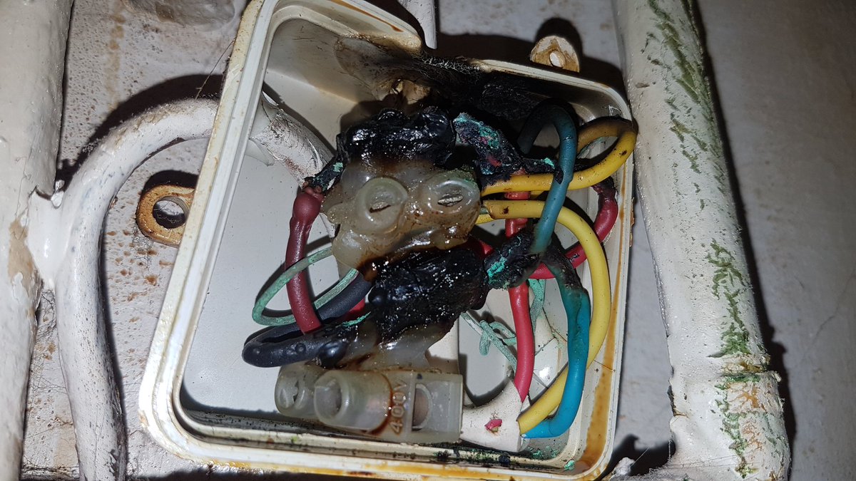 RuneShark's tweet photo. Woah!
Think I found the source of my power troubles.
Thank god I found this in time for me to take it out, else it may have taken me out... https://t.co/sEIqzXX3iT