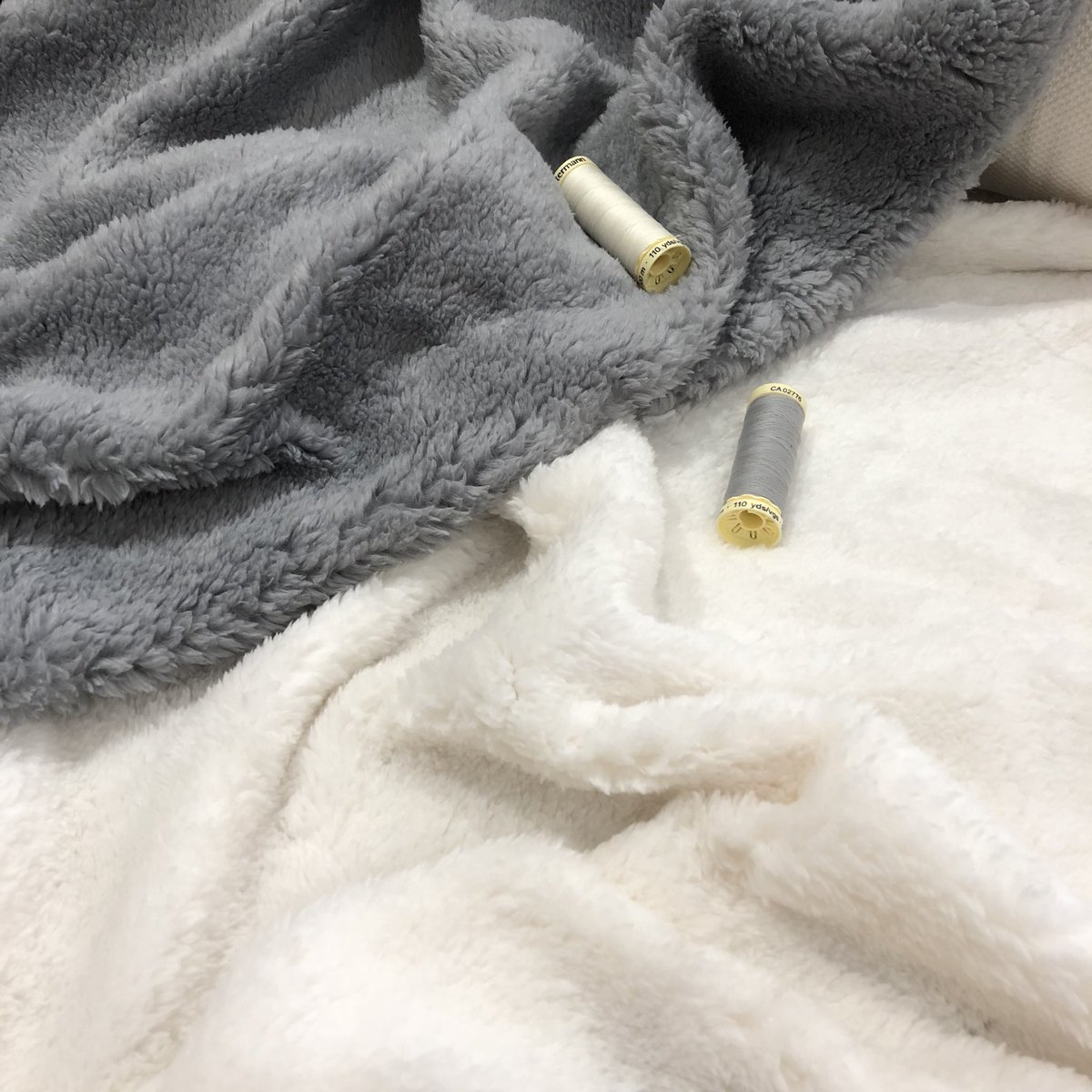 Gather_N_Sew's tweet photo. Extra snuggly new cuddle fleece fabrics in cream and grey. Which would you choose? 💕
#cuddlefleece #handmade #fleece #quilt #grey #bed #fabric #blanket #warm #throw #fleeceblanket #bedthrow #sewing #nursery #home #fabricstore #babyblanket https://t.co/nww1gUMGp1