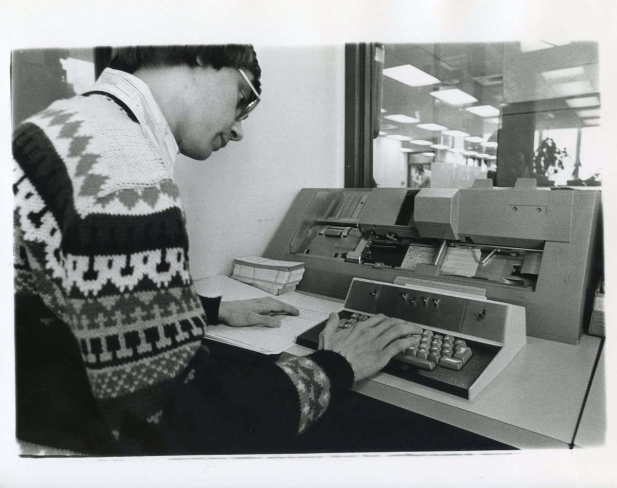 IITArchives's tweet photo. Early Computer Science classes at #IllinoisTech. Do your classes look a bit different now, Scarlet Hawks? Visit the archives reading room in @GalvinLibrary to play with an IBM 5110 from 1978 if you're interested in old tech. #STEMArchives https://t.co/3P0rHqlB5q