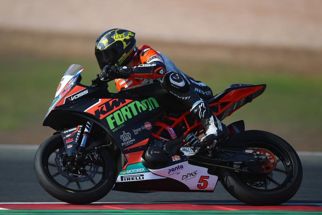 KtmFortron's tweet photo. Persbericht vanuit Portimao! https://t.co/1dRgBUYFJv #KTMFortronRacingTeam #Wegrace #WorldSBK #WSS300 #SSP300 #KTMNederland #Ready2Race #RideOrange #RC390R #Motorcycle #ArieVosRacing #Bikers #BikeLife #Motor #VugtsReclame #21Casino #PoweredbyKEMCO https://t.co/mBZVLPYg2p