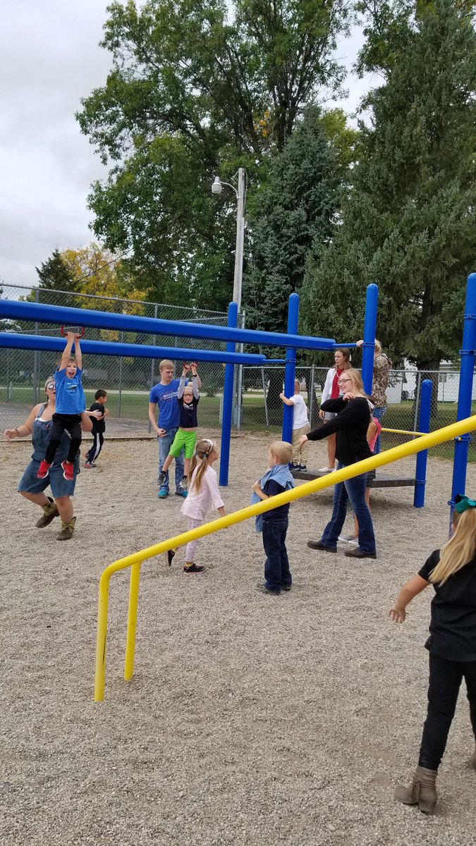 Principal_Bahr's tweet photo. A HUGE thank you to all the HS students who came over for lunch/recess to celebrate homecoming week with our elem students. GO RAIDERS #LPARaiders https://t.co/xtjCo1C3Za