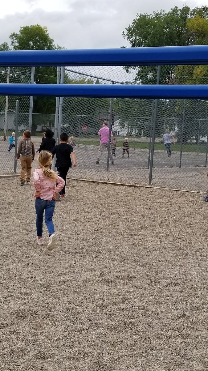 Principal_Bahr's tweet photo. A HUGE thank you to all the HS students who came over for lunch/recess to celebrate homecoming week with our elem students. GO RAIDERS #LPARaiders https://t.co/xtjCo1C3Za
