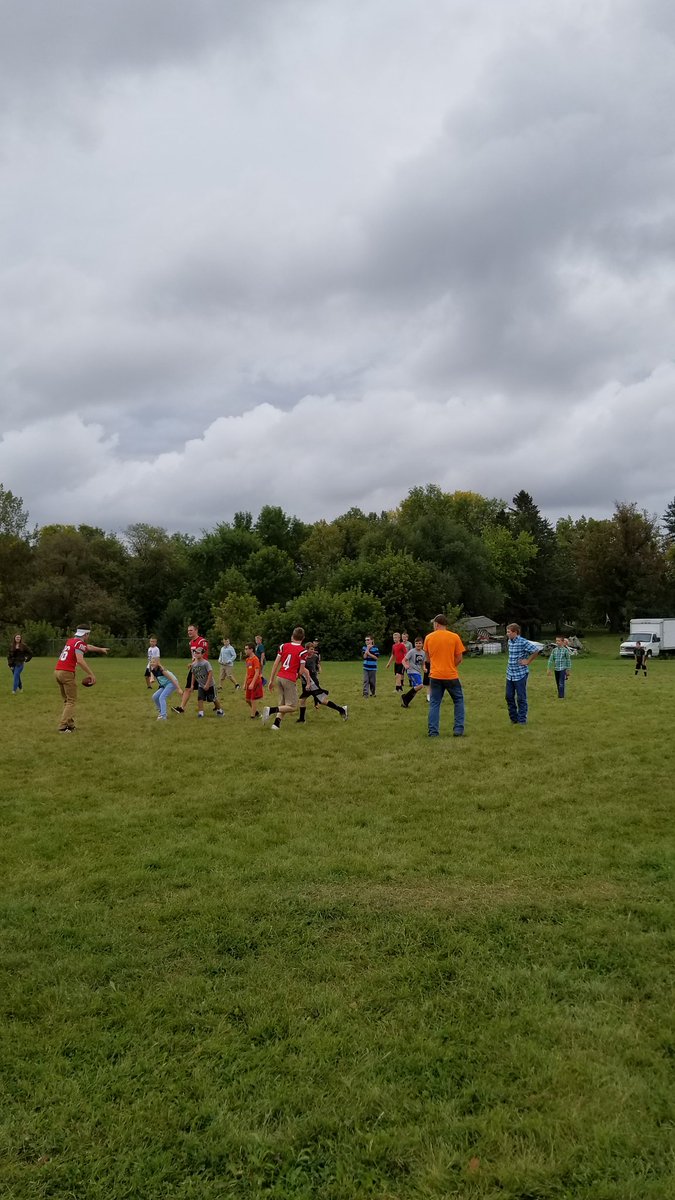 Principal_Bahr's tweet photo. A HUGE thank you to all the HS students who came over for lunch/recess to celebrate homecoming week with our elem students. GO RAIDERS #LPARaiders https://t.co/xtjCo1C3Za
