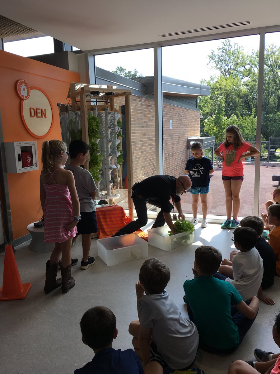 MissAppaiah's tweet photo. Today, we learned about how our new hydroponic garden works and even harvested our first batch of lettuce! Thanks, @RuskTeach!!! We can’t wait to see the large scale version of this in our Dining Commons and to eat what we grow! #SchooltoTable #WeAreFarmers @DiscoveryAPS https://t.co/BFR0PtqYAj