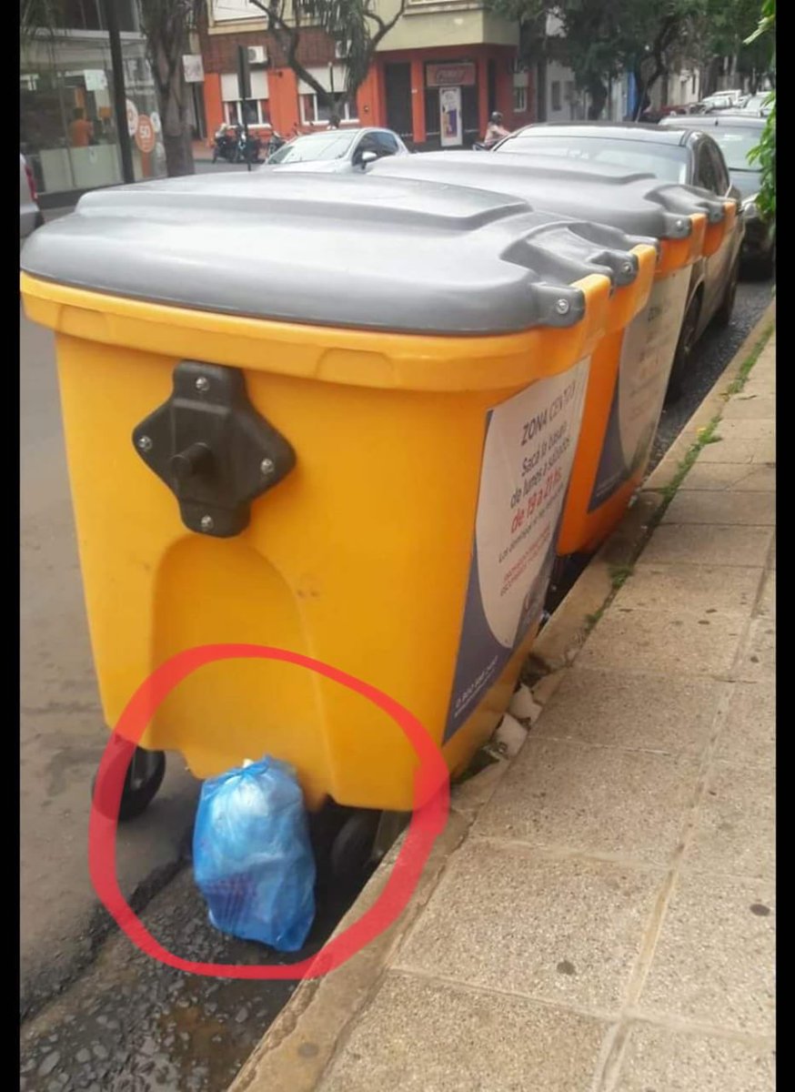 julianlafuente1's tweet photo. “Misterios sin resolver”: cómo se abre la tapa del contenedor? https://t.co/kSVdfUWLMo