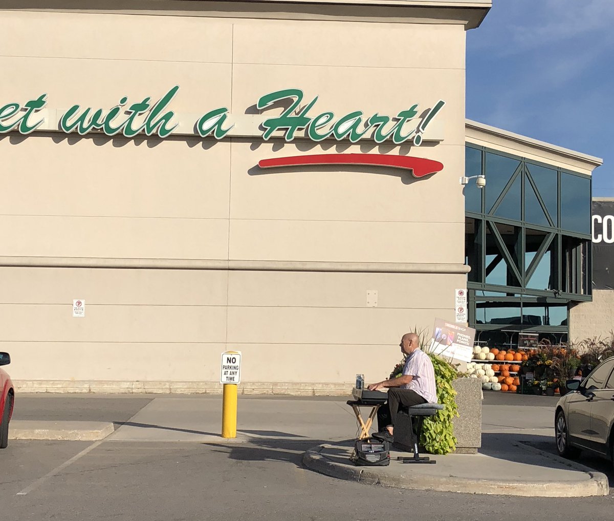 emkayontario's tweet photo. This guy should be the reason you visit #fortinos #mallroad tonight. After a long day, listening to him provides you just a small amount of joy to forget about the crazy of the day. #yoursupermarketwithaheart #Hamont #keyboardman @LoblawsON https://t.co/6xhm2yfG2v