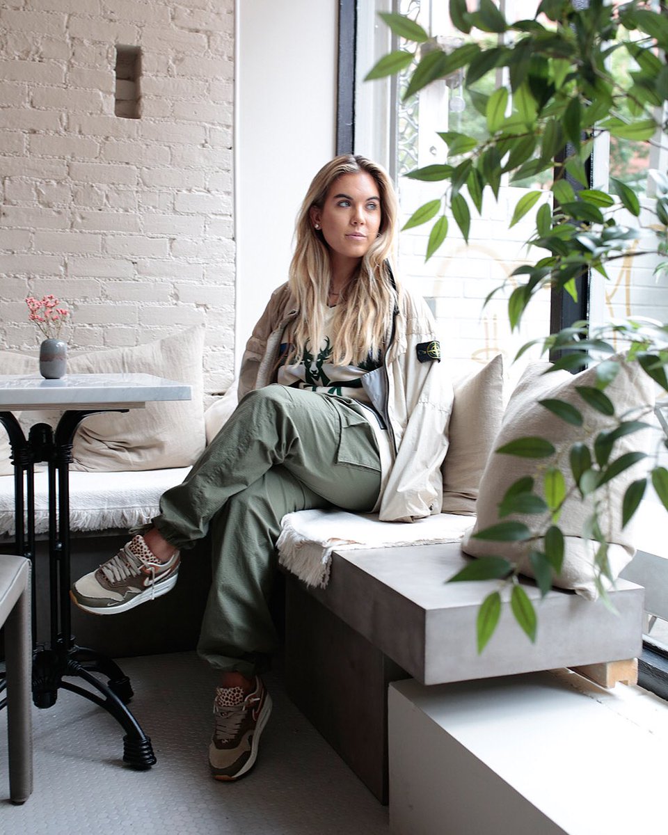 ExtraButter's tweet photo. #EBCrew #ootd - Nicole (@ebruperry) wears a Stone Island jacket, Nike NBA Bucks jersey, Nike SB pants, and Nike Air Max 1 Bespoke.
Favorite films: The Grand Budapest Hotel, Step Brothers, Remember The Titans. https://t.co/1oHNCU2aif