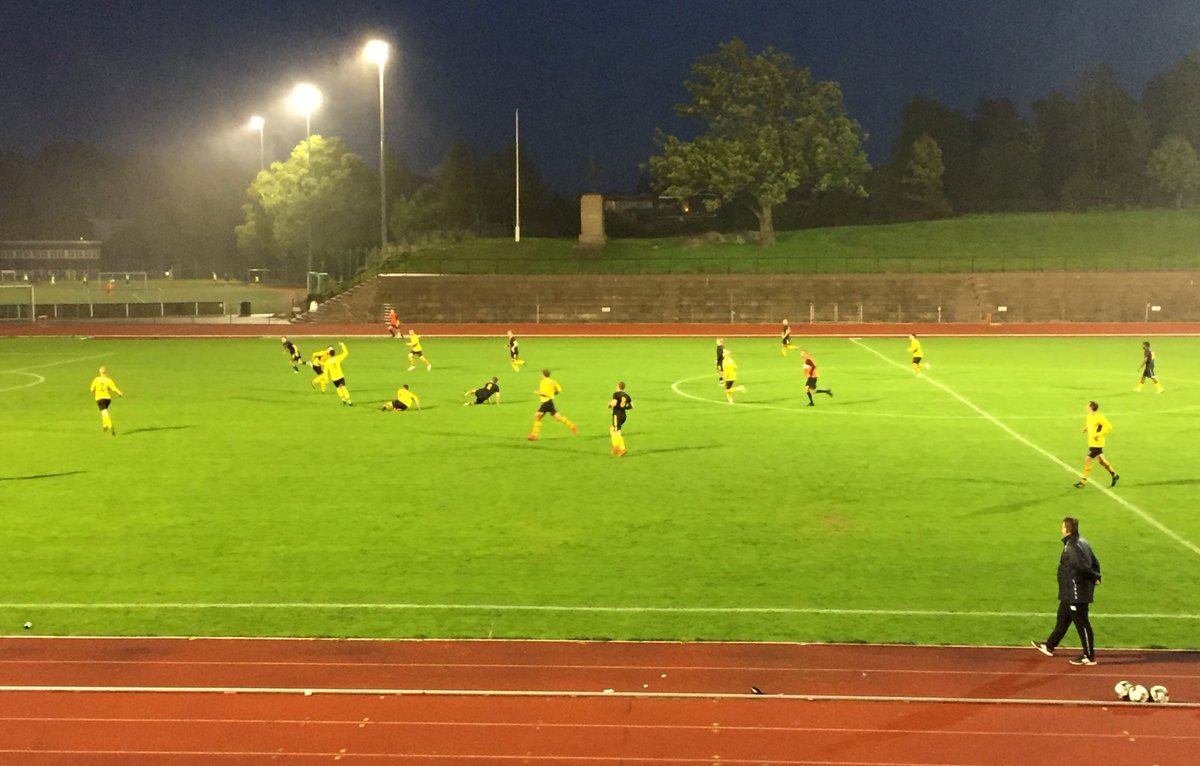 paaballpodkast's tweet photo. Som da Todi Jónsson utliknet på overtid mot Lyn i 2005, var det også flomlys og duskregn på ærverdige Kristiansand stadion i kveld. Kampen mellom @fktigerberget og @TveitIL endte til slutt 1-2. #5div2 https://t.co/adTMsmChr8