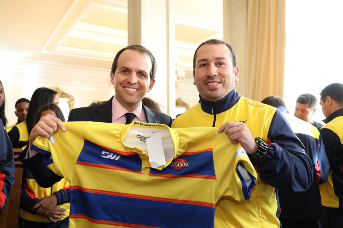 kabrarugby's tweet photo. Saludando y acompañando a Ernesto Lucena en su nombramiento como nuevo director de @Coldeportes en nombre de la @fecorugby y todo el rugby del país ! Feliz con la camisa de Tucanes !! @kiwi_rugby @LongoMatch_ https://t.co/bXd5iMxVEU