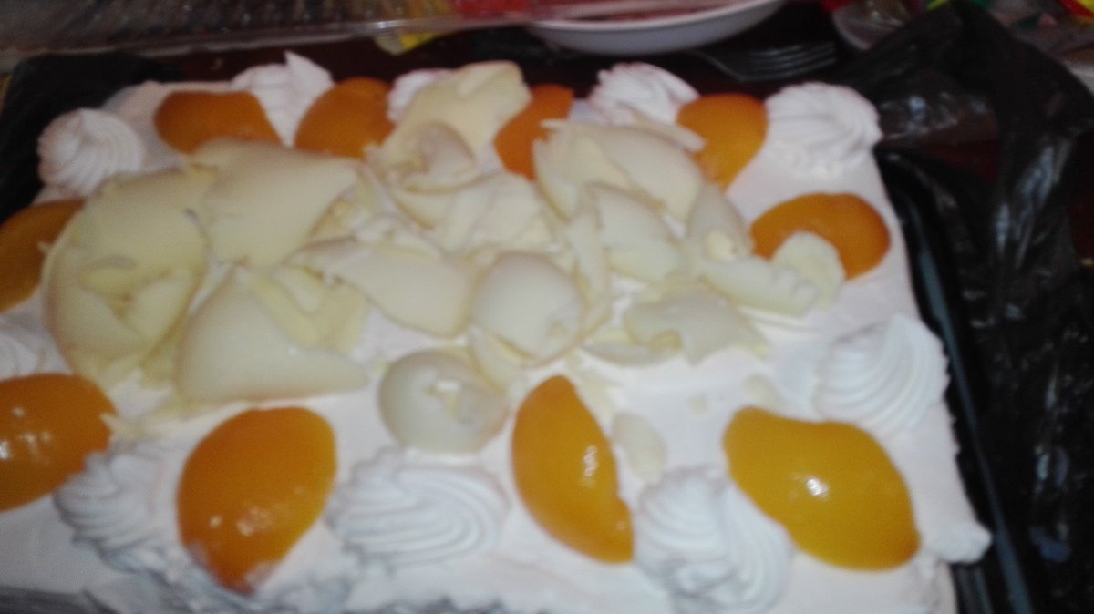 Dannybull12er's tweet photo. Ehhhhh mi pastel de cumpleaños!!!!!! Jajajajaj tuvieron que comprar dos uno para mí y el otro para los gorrones jajajajajaj #hayquemamon https://t.co/GLM27dHr4w