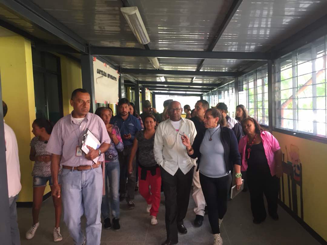 Cumpliendo las líneas del Pdte. <a href="/NicolasMaduro/">Nicolás Maduro</a> garantizamos que este año escolar sea un gran éxito, de la mano de la comunidad, los educadores y los representantes, como pudimos observar hoy en el recorrido realizado en las unidades educativas de Fuerte Tiuna #RegresoAClases2018