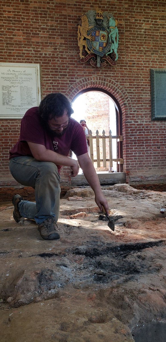 Archaeologist Les Jennings points to evidence of burning found at the #JamestownChurch that likely relates to when the brick church burned during Bacon's Rebellion. (📸: Mary Anna Hartley) #HistoricJamestowne #JamestownRediscovery #history #archaeology