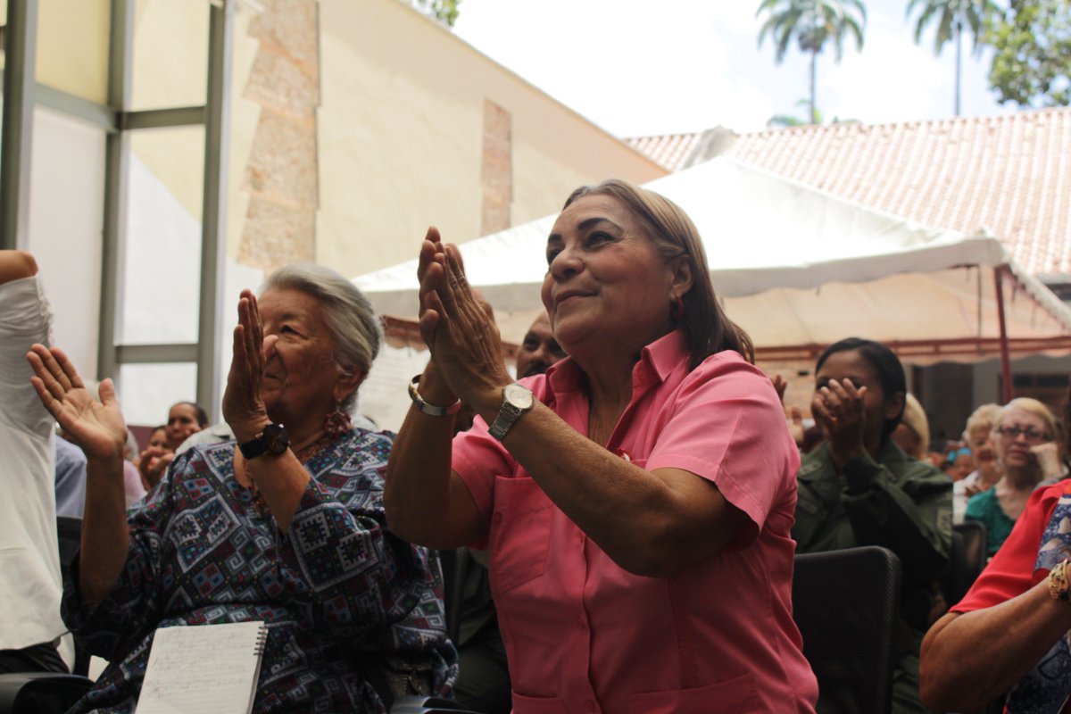 salainass's tweet photo. #InassAlDía
La presidenta del Inass @gladysrequena, dijo presente en el cierre del aniversario #13AñosSiendoInass, donde ratificó su compromiso con los #ÁrbolesDelSaber en aras de fomentar el envejecimiento activo.  @NicolasMaduro @DPresidencia https://t.co/hQiGSVSuwB