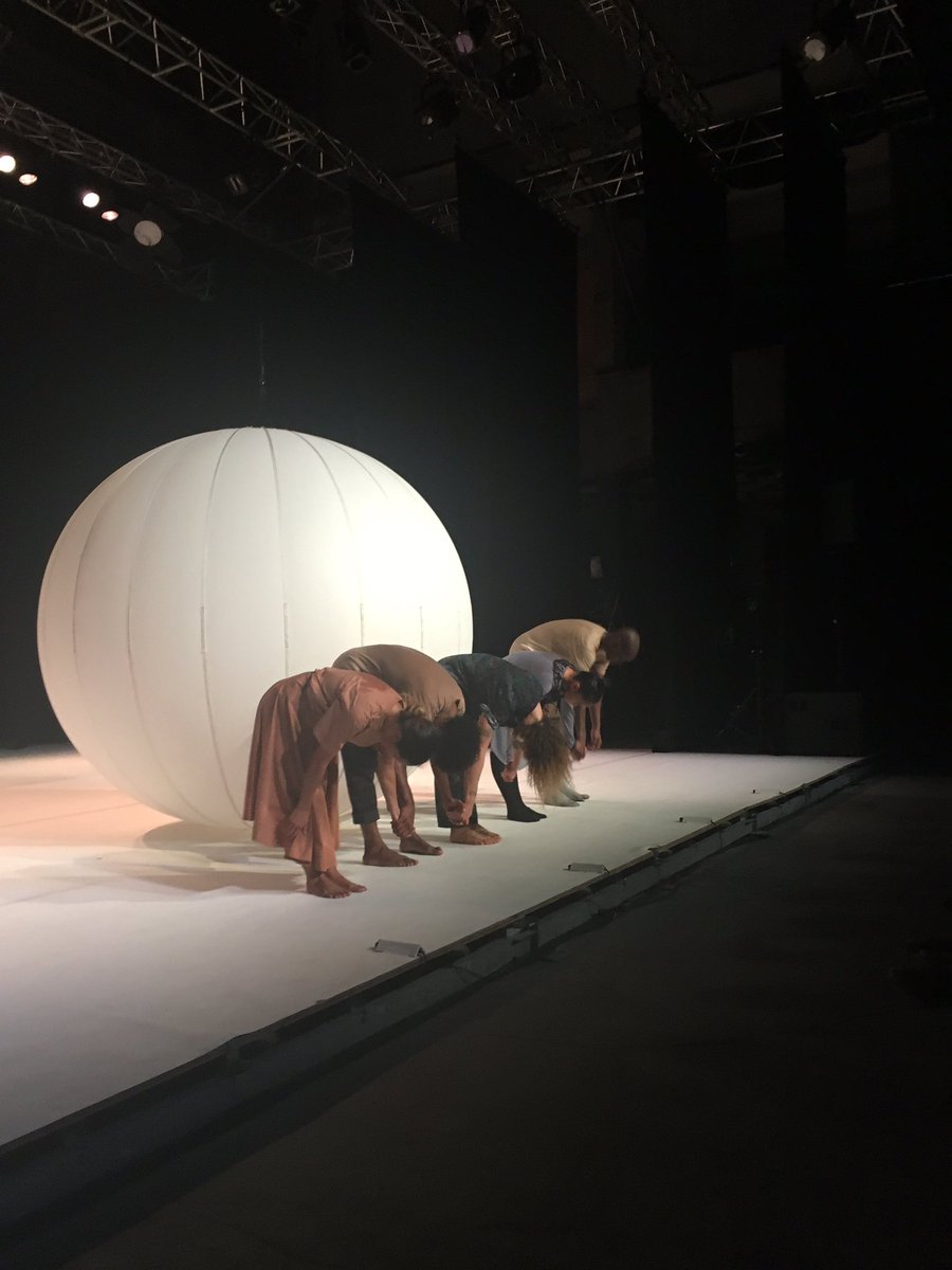 FabFmoreau's tweet photo. Superbe spectacle de lancement de saison des Quais Ici ou Ailleurs, dans le cadre exceptionnel de la grande halle de la Maison Hennessy. #cognac @GrandCognac #culture https://t.co/vLGnZKDliS