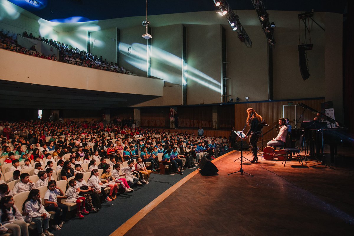 NewDocta's tweet photo. Así comenzamos el 6º Festival de música @NewDocta en el #PabellonArgentina @unc_cordoba a sala llena con la actividad "Escuelas al Teatro". ¡Que felicidad! @SolMerdinian @samimerdinian @droptheendpin @beholdtheguz @BethaniaCuello https://t.co/P7Pp0w7vRG