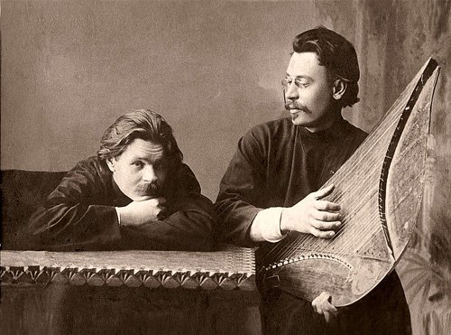 WaveGlobe_FM's tweet photo. Great photo of the Russian poet and folk musician Stepan Skitalets and his gusli with writer, Maxim Gorky #MusiciansOfThePast #Gusli #VintagePhotos https://t.co/71ir7HNZ7G