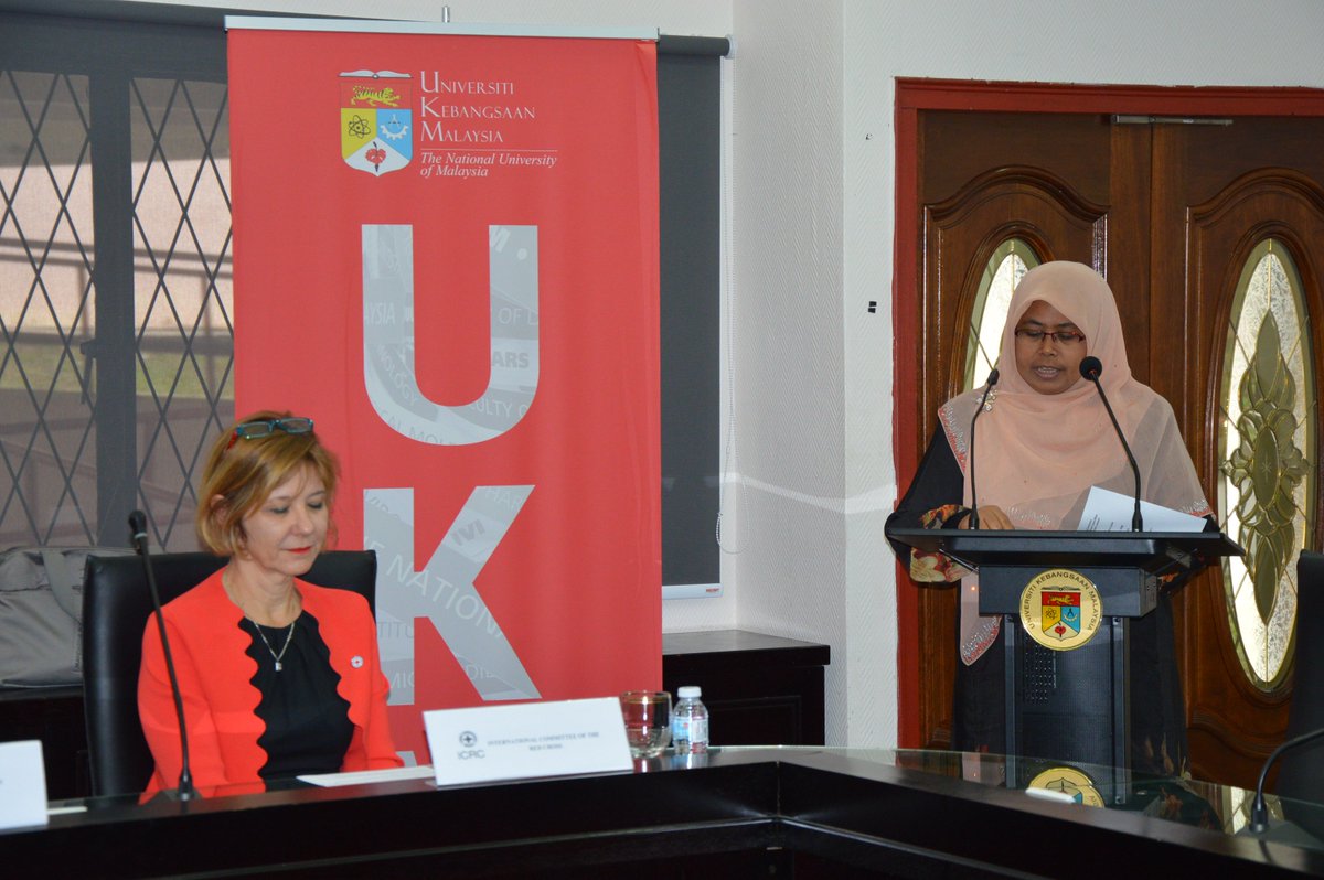 ukm_my's tweet photo. Program Majlis Menandatangani MOU &amp; MOA antara Universiti Kebangsaan Malaysia (UKM) &amp; International Committee Of The Red Cross (ICRC) yang telah diadakan pada 19 September 2018  bertempat di Bilik Mesyuarat, Fakulti Undang-Undang UKM. Syabas @UKMLaw #FUU #ICRC #UKM #UKMSharing https://t.co/CRarpB2grx