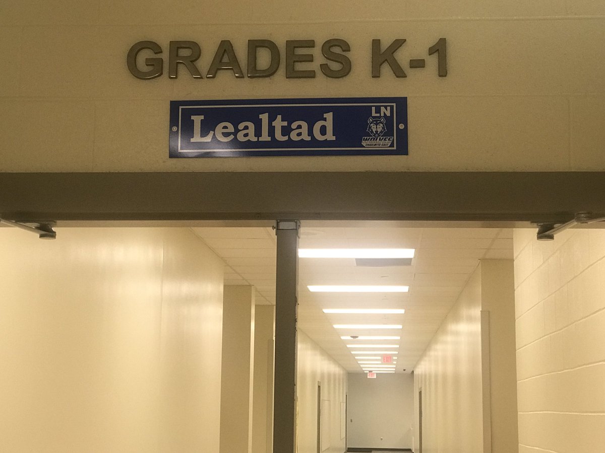 yolanguages's tweet photo. Look all that signage @CMS_CELA Pushing for equity and elevating the value of the target language. Go Wolves!!! Your lealtad and Fortaleza will lead your aventura @CAL_LangLit https://t.co/kG85EoAN4r