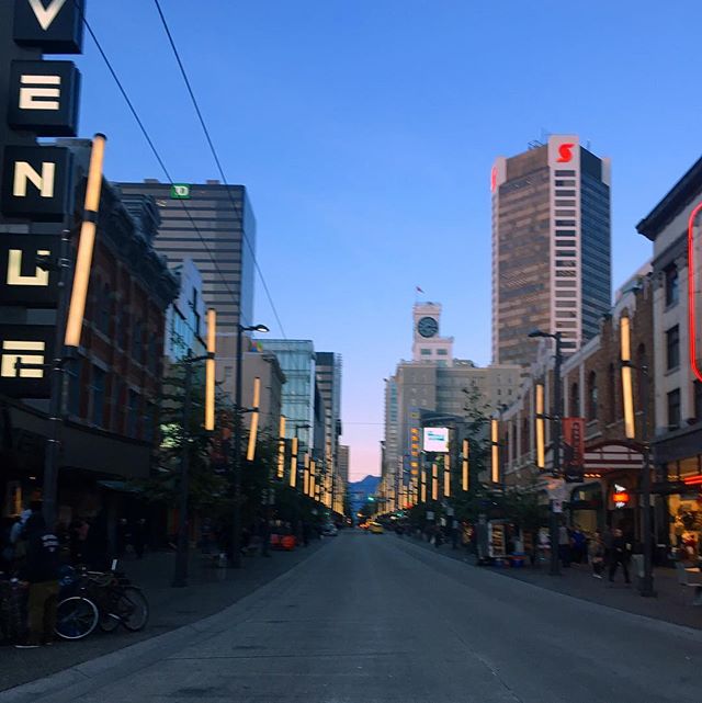 thesuntrics's tweet photo. I just love how all over this city you can catch glimpses of the big beautiful mountains right behind it 😍 #mountains #vancouver #vancity #vancouverbc #vancouverlife #vanlife #rockymountains #canada #nature #scenery #cityscape #citylights #city #granvillestreet #vancouverblog https://t.co/EPt2llBTRQ