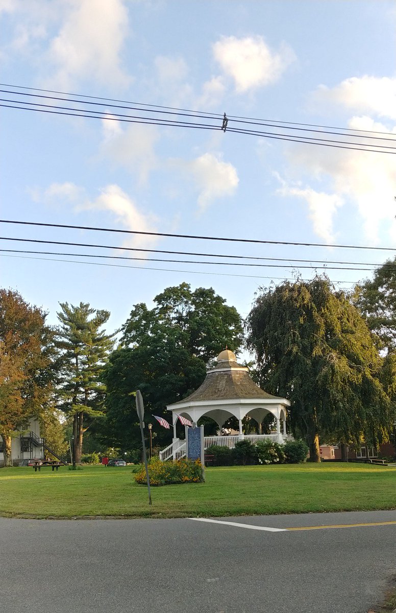 hellohahanarf's tweet photo. #smalltownCT is really beautiful and quaint. Looking forward to seeing this community area on a snowy day. https://t.co/ilXHLSyakr